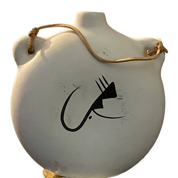 VINTAGE NATIVE AMERICAN WHITE JUG FEATURING HOWLING WOLF LEATHER HANDLE NESBITT - Picture 2 of 3